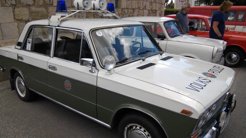 WELCH EIN OLDTIMER-GEWIMMEL AUF DEM PETERSBERG