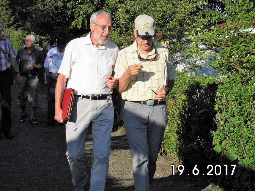Hans Peter Wulff ,Leiter der Wettbewerbskommission und der Vorsitzende des KGV Harzgru&szlig; Peter Schulz im Fachgespr&auml;ch
