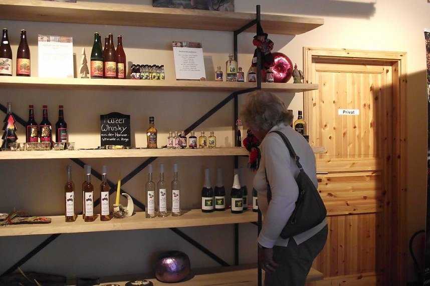Im Hof -und Verkaufsladen findet der Gast eine gro&szlig;e Auswahl an Harzer Produkten: Hexen, Whisky, Wanderkarten, diverse Getr&auml;nke und anderes mehr.