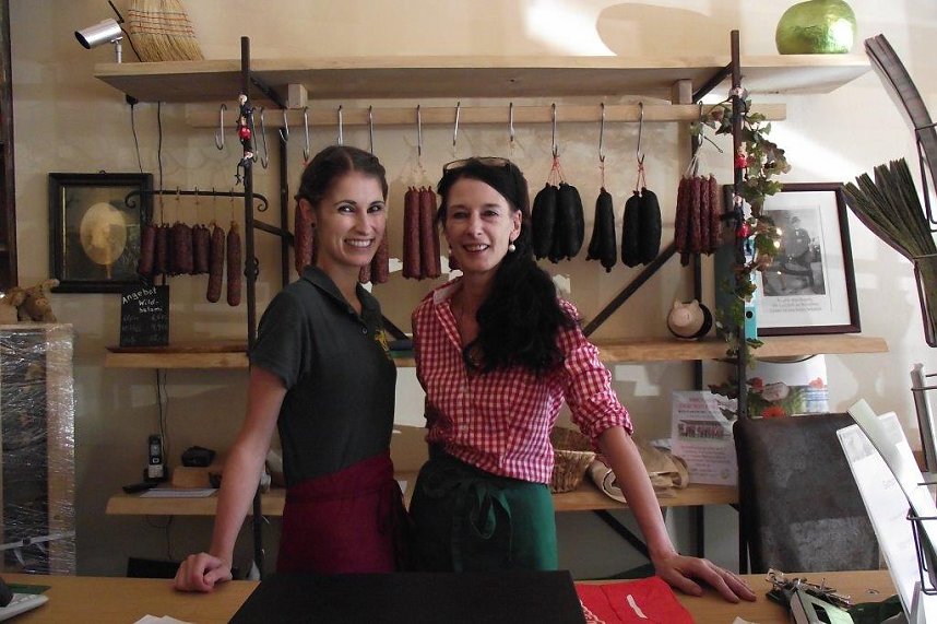 Stefanie Leiste, die Chefin der Marienteich Baude, mit Tochter Josefin vor der Wursttheke. Die beste Wurst des Harzes soll es hier geben.
