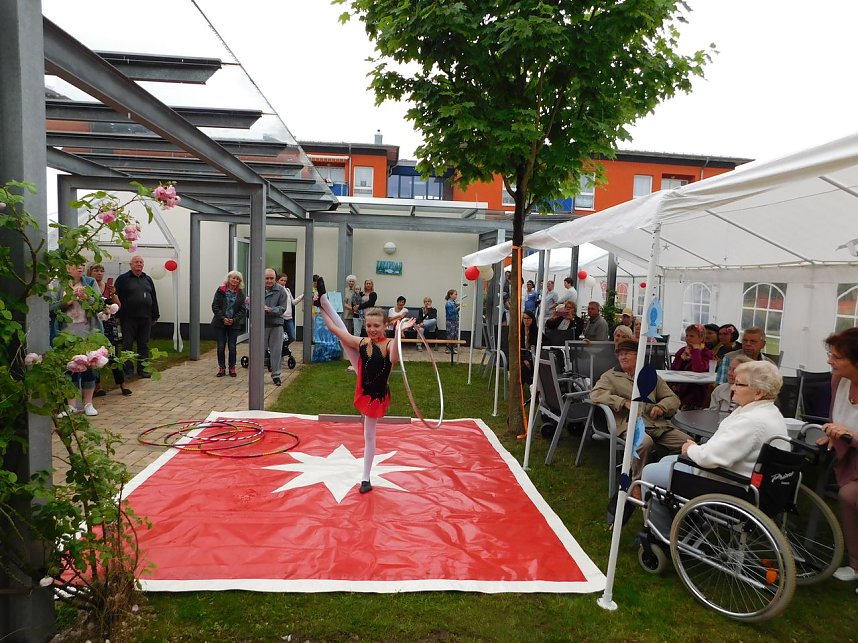 Nicht unmittelbar zum Nachmachen geeignet: Akrobatisches vom Eventzirkus Gebr&uuml;der Lieberum. 