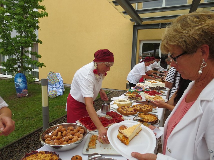 Von Schmandtorte bis Erdbeerkuchen � rund 35 s&uuml;&szlig;e Varianten zierten beim Sommerfest Ende Juni das acht Meter lange Kuchenbuffet.