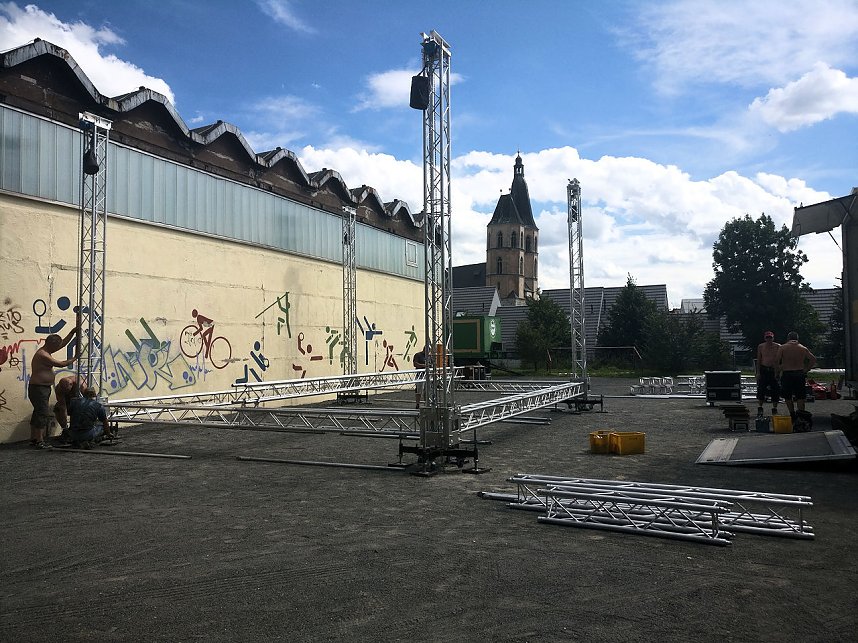 Die ersten Aufbauarbeiten