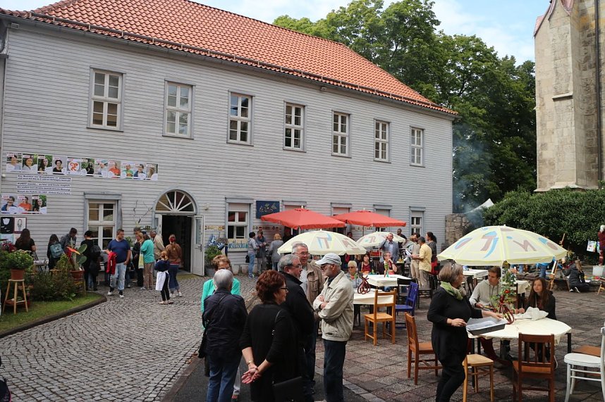 Kunst f&uuml;r alle! - beim diesj&auml;hrigen Kunstfest durfte man auch Wahlplakate verunstalten