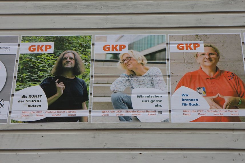 Kunst f&uuml;r alle! - beim diesj&auml;hrigen Kunstfest durfte man auch Wahlplakate verunstalten