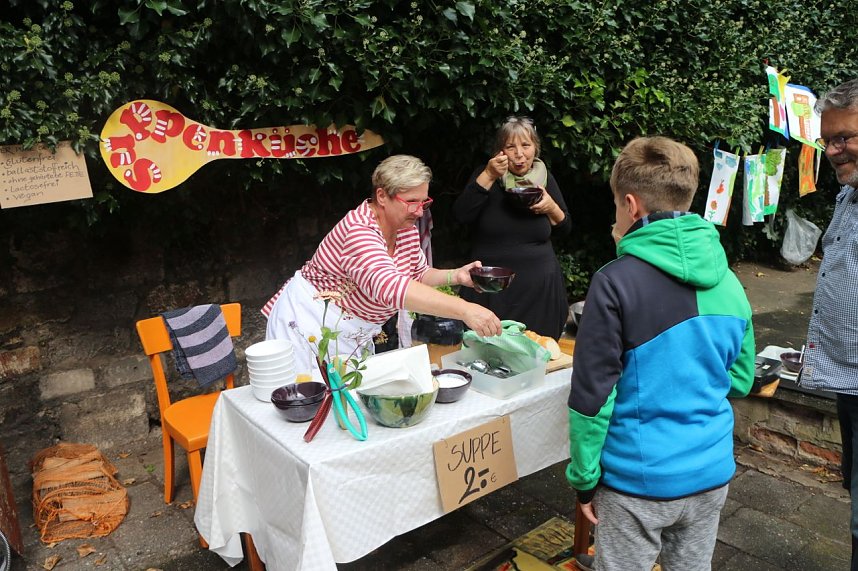 Kunst f&uuml;r alle! - beim diesj&auml;hrigen Kunstfest durfte man auch Wahlplakate verunstalten