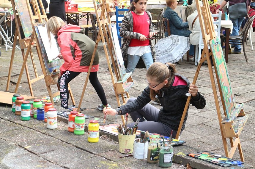 Kunst f&uuml;r alle! - beim diesj&auml;hrigen Kunstfest durfte man auch Wahlplakate verunstalten