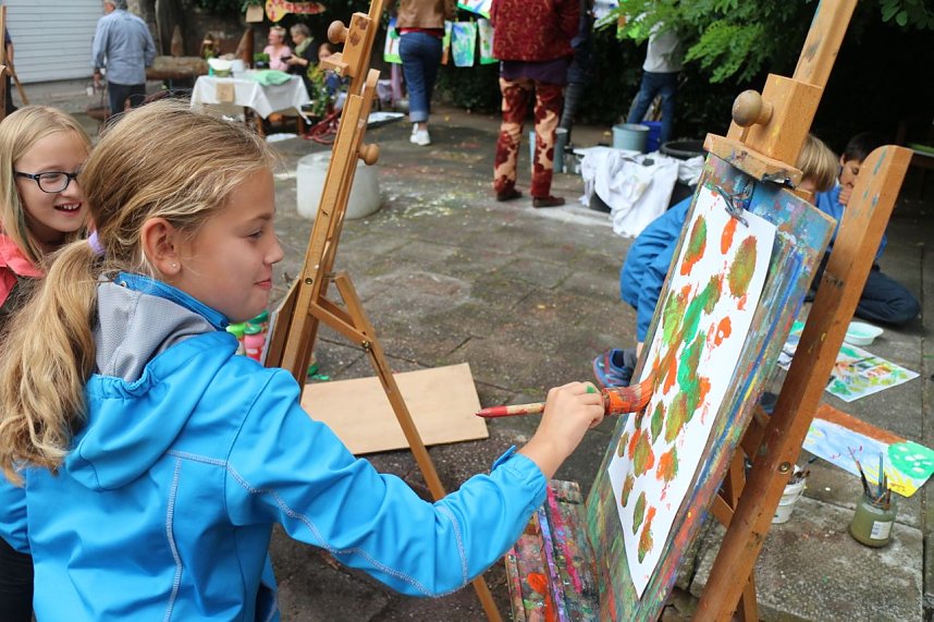 Kunst f&uuml;r alle! - beim diesj&auml;hrigen Kunstfest durfte man auch Wahlplakate verunstalten