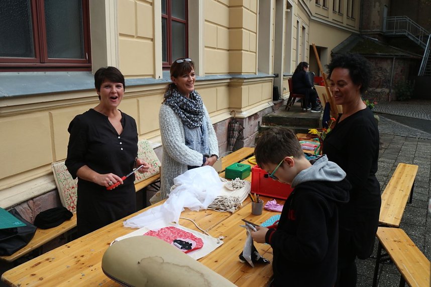 Kunst f&uuml;r alle! - beim diesj&auml;hrigen Kunstfest durfte man auch Wahlplakate verunstalten