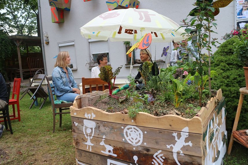 Kunst f&uuml;r alle! - beim diesj&auml;hrigen Kunstfest durfte man auch Wahlplakate verunstalten