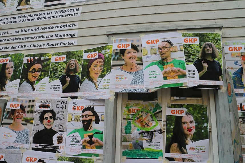 Kunst f&uuml;r alle! - beim diesj&auml;hrigen Kunstfest durfte man auch Wahlplakate verunstalten