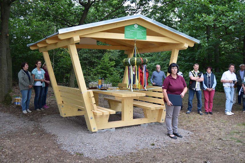 Am vergangenen Freitag konnten die Mitglieder des Heimat- und Kulturvereins S&uuml;lzhayn nach einj&auml;hriger Planungsphase am Steinkreuz in S&uuml;lzhayn eine Sitzbankgruppe mit herrlichem Ausblick feierlich einweihen. 
