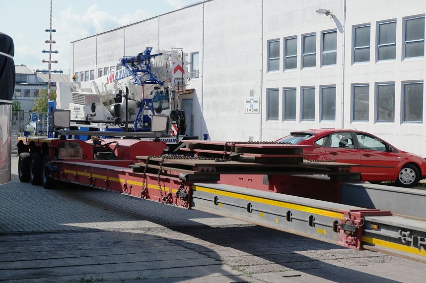 Zwei gro&szlig;e Treber-Silos gehen auf die Reise
