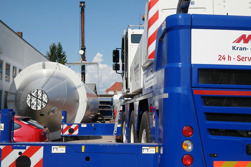 Zwei gro&szlig;e Treber-Silos gehen auf die Reise
