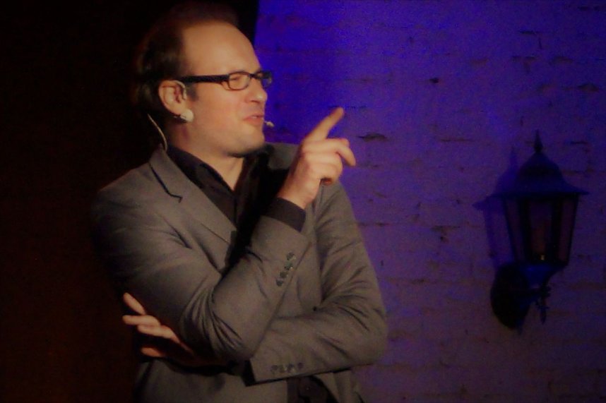 REN&Eacute; SYDOW Warnung vor dem Munde