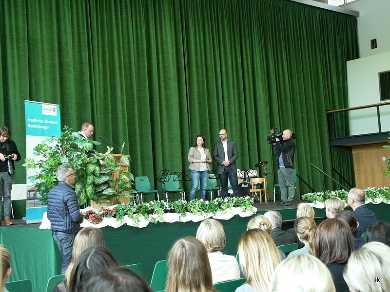 Verbeamtung von &uuml;beer 350 Lehrerinnen und Lehrern