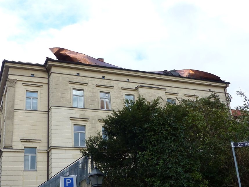 Gefahr in Verzug - Dach in der K&uuml;lz-Stra&szlig;e besch&auml;digt