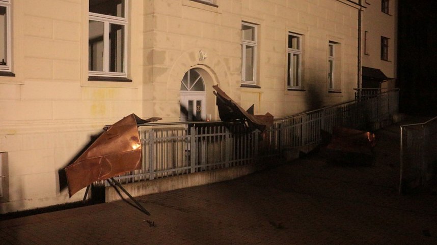 Einsatzende bei Flutlicht - Feuerwehr konnte Dach in der Dr.-K&uuml;lz-Stra&szlig;e sichern