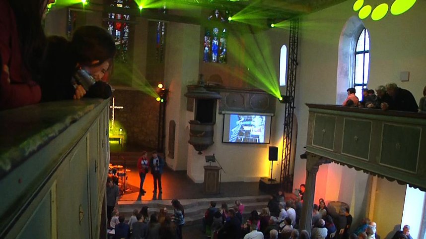 Junge Christen &uuml;bernehmen in der Altendorfer Kirche