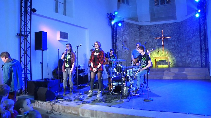 Junge Christen &uuml;bernehmen in der Altendorfer Kirche