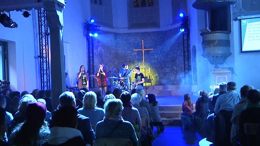 Junge Christen &uuml;bernehmen in der Altendorfer Kirche