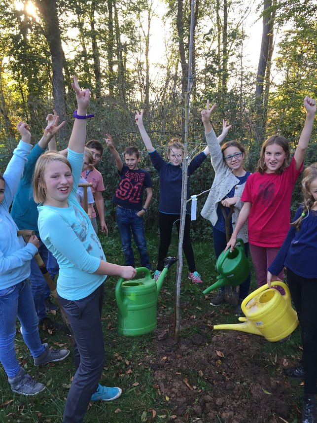 Ein Kind - ein Baum - Pflanzaktion auf dem Landgut Harz Rigi