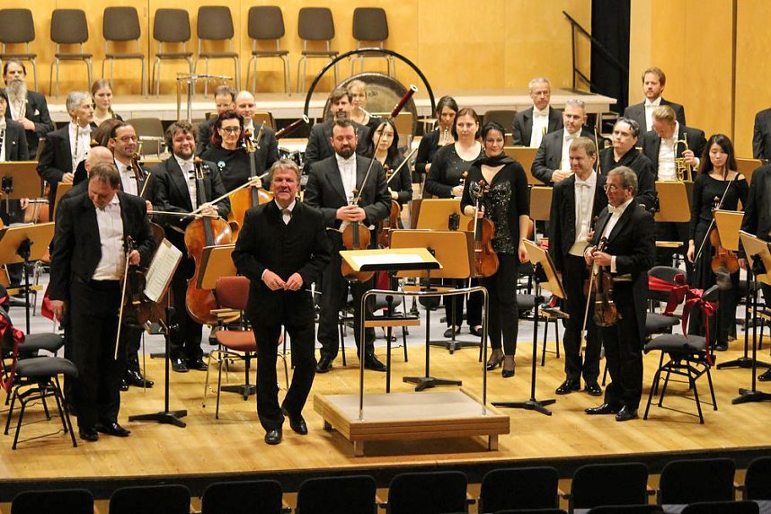 Urauff&uuml;hrung mit neuen St&uuml;hlen