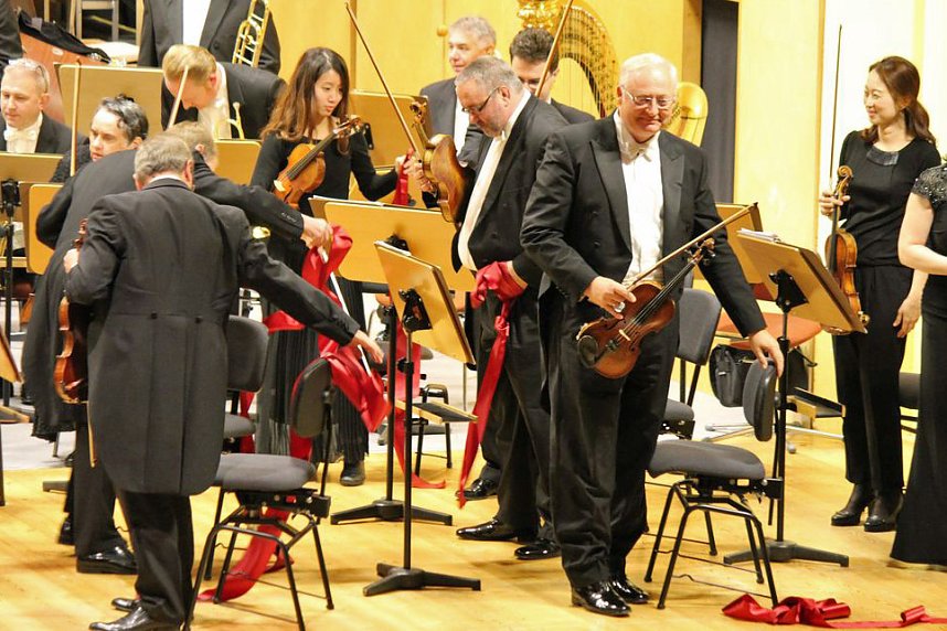 Urauff&uuml;hrung mit neuen St&uuml;hlen