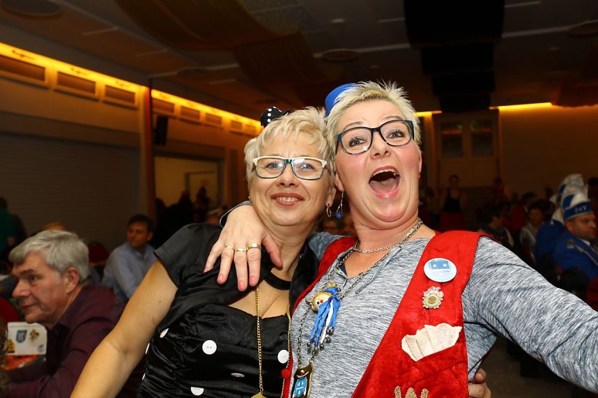 Ausgelassene Stimmung in der Festhalle