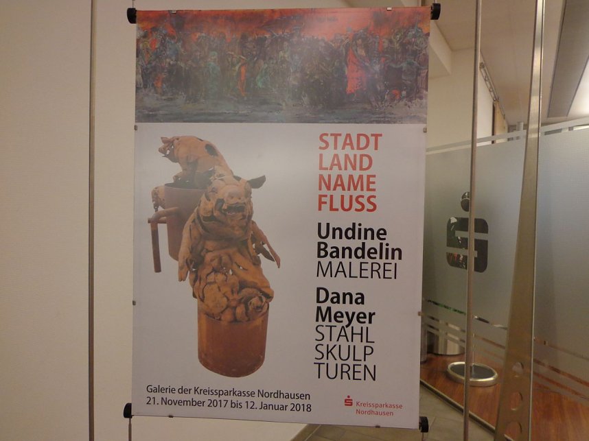 Stahlskulptur und Malerei in der Kreissparkasse