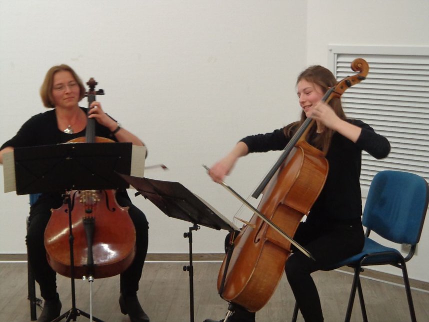 Stahlskulptur und Malerei in der Kreissparkasse