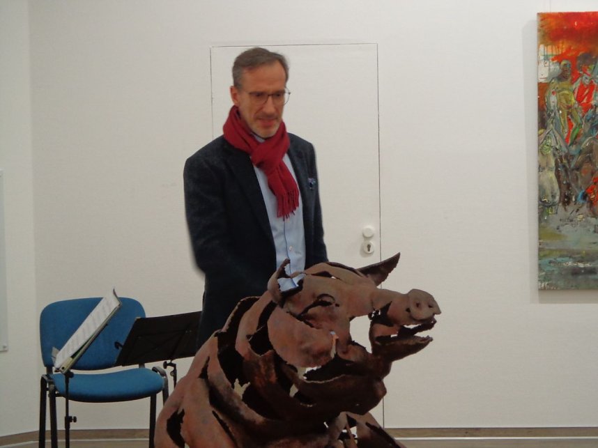 Stahlskulptur und Malerei in der Kreissparkasse