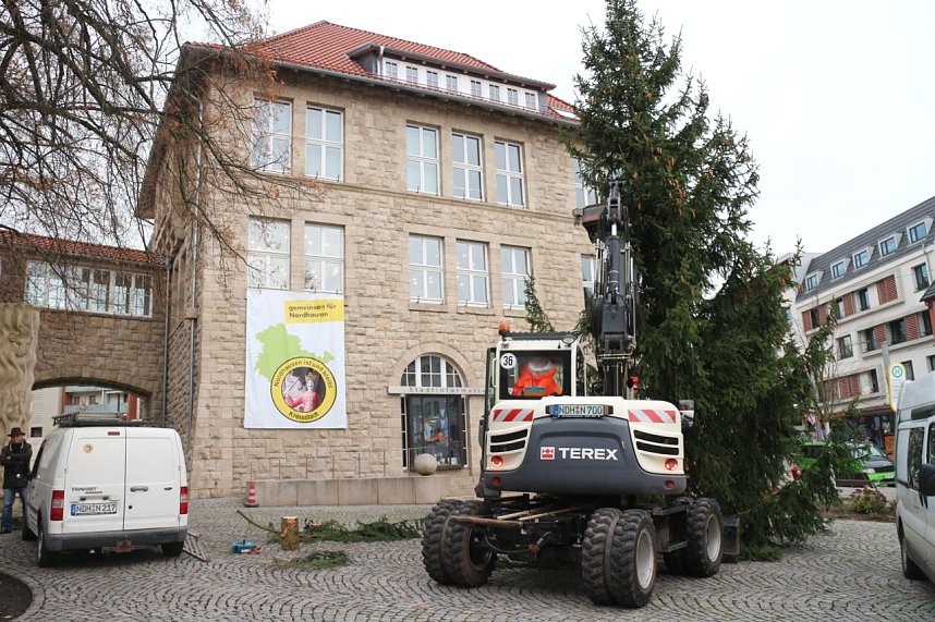 Weihnachtsbaum vor dem Nordh&auml;user Rathaus