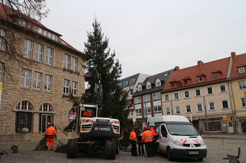Weihnachtsbaum vor dem Nordh&auml;user Rathaus