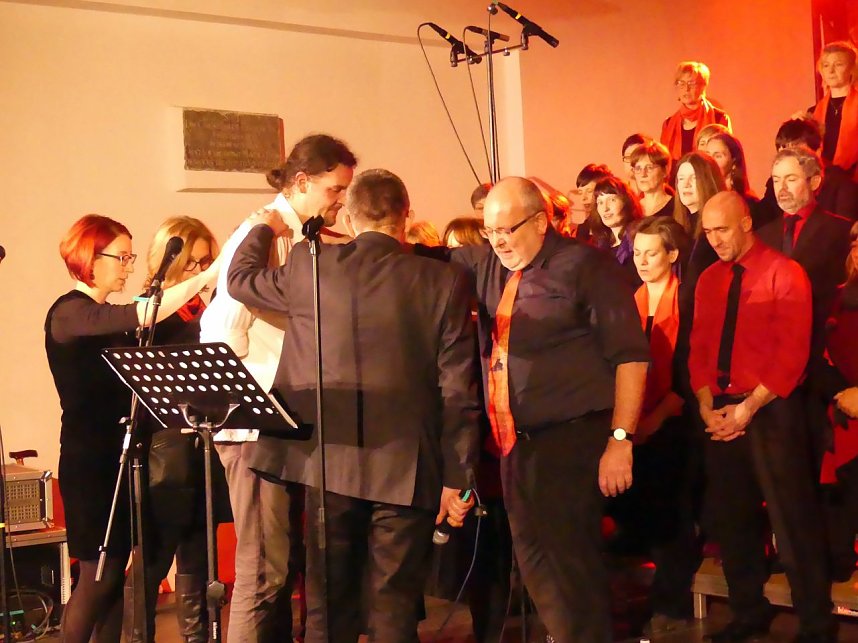 Kar&iacute;bu verabschiedete sich von seinem langj&auml;hrigen Chorleiter