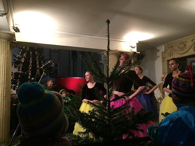 T&auml;nzerische Vorweihnachtszeit