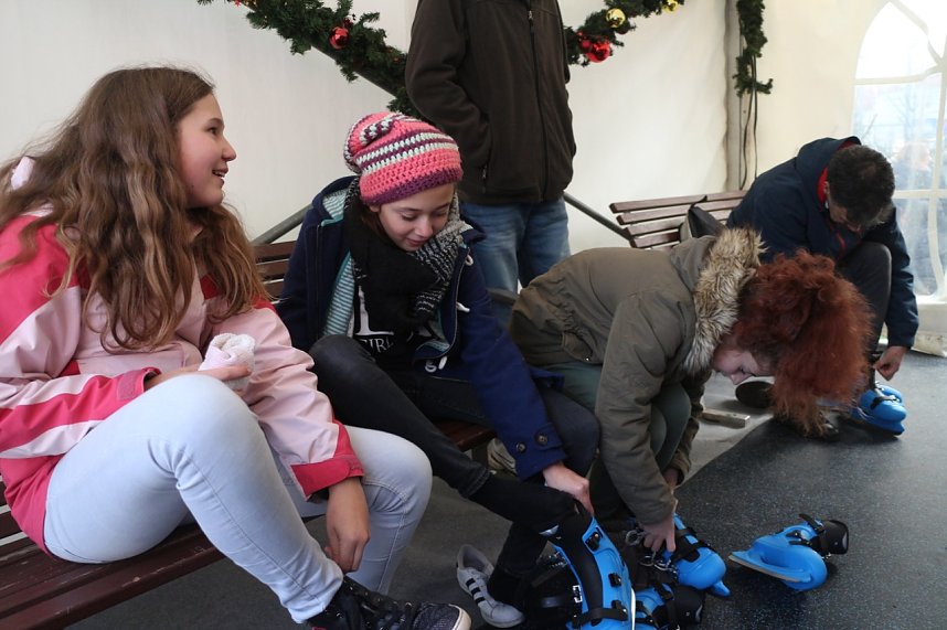 Weihnachtsmarkt und Eislaufbahn er&ouml;ffnet