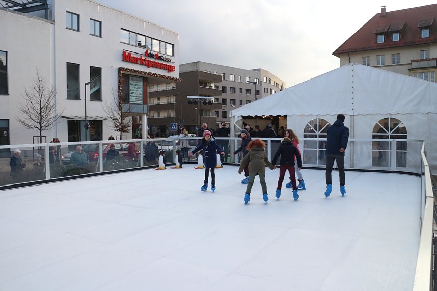 Weihnachtsmarkt und Eislaufbahn er&ouml;ffnet