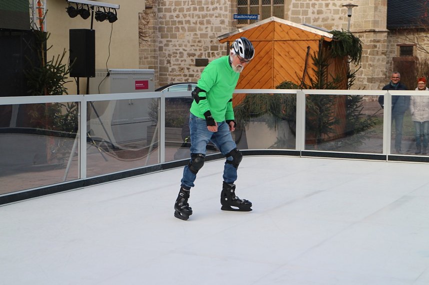 Weihnachtsmarkt und Eislaufbahn er&ouml;ffnet