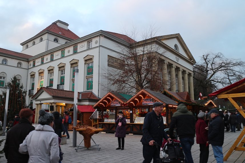 Weihnachtsmarkt und Eislaufbahn er&ouml;ffnet