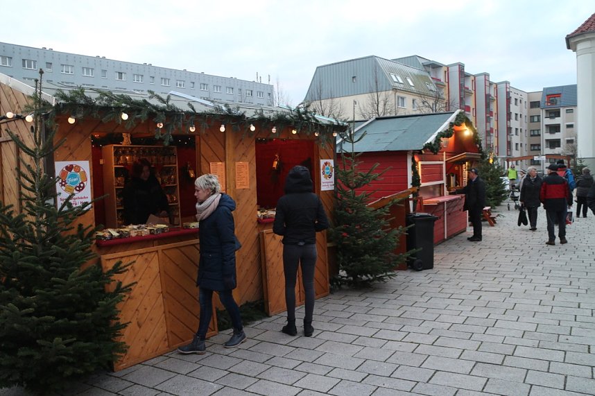 Weihnachtsmarkt und Eislaufbahn er&ouml;ffnet