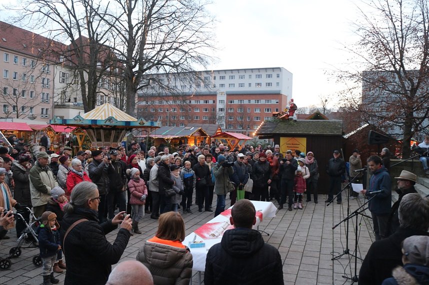 Weihnachtsmarkt und Eislaufbahn er&ouml;ffnet