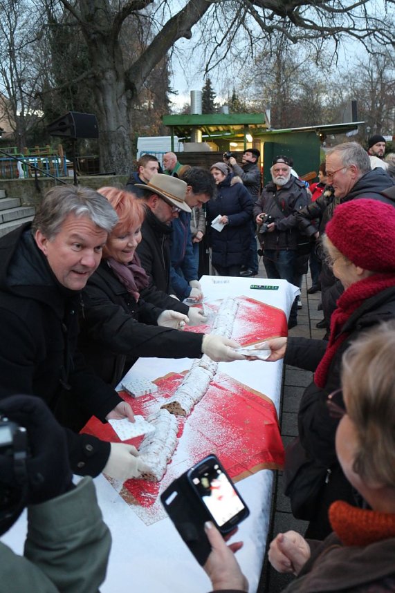 Weihnachtsmarkt und Eislaufbahn er&ouml;ffnet