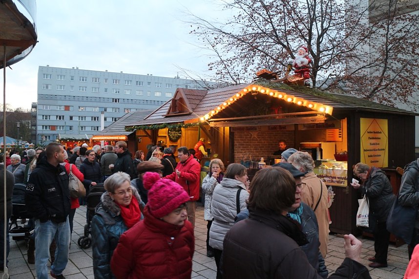 Weihnachtsmarkt und Eislaufbahn er&ouml;ffnet