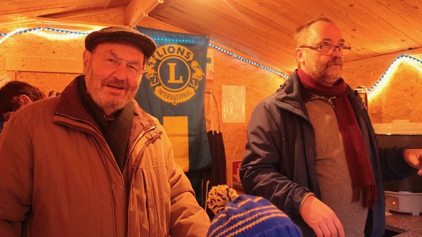 Weihnachtsmarkt und Eislaufbahn er&ouml;ffnet