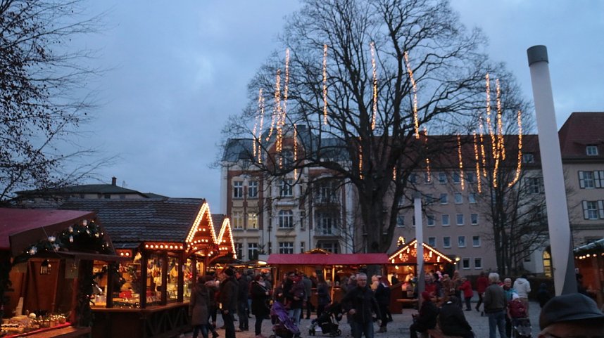 Weihnachtsmarkt und Eislaufbahn er&ouml;ffnet