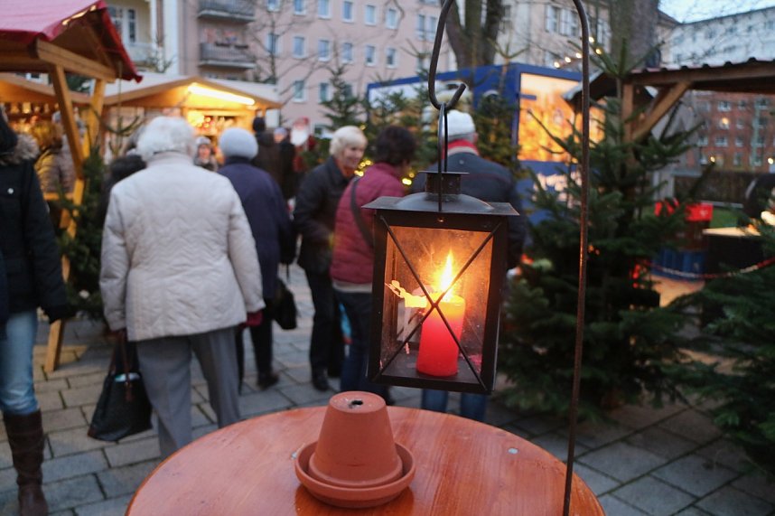 Weihnachtsmarkt und Eislaufbahn er&ouml;ffnet