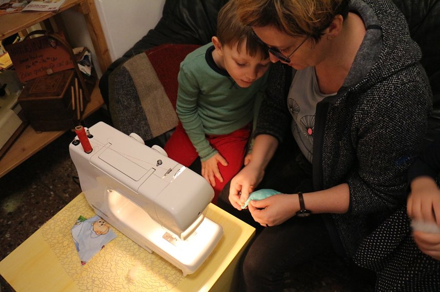 Backen, Basteln, B&auml;ume schm&uuml;cken - an der Jugendkunstschule und im Weltladen konnte man das heute selbst machen