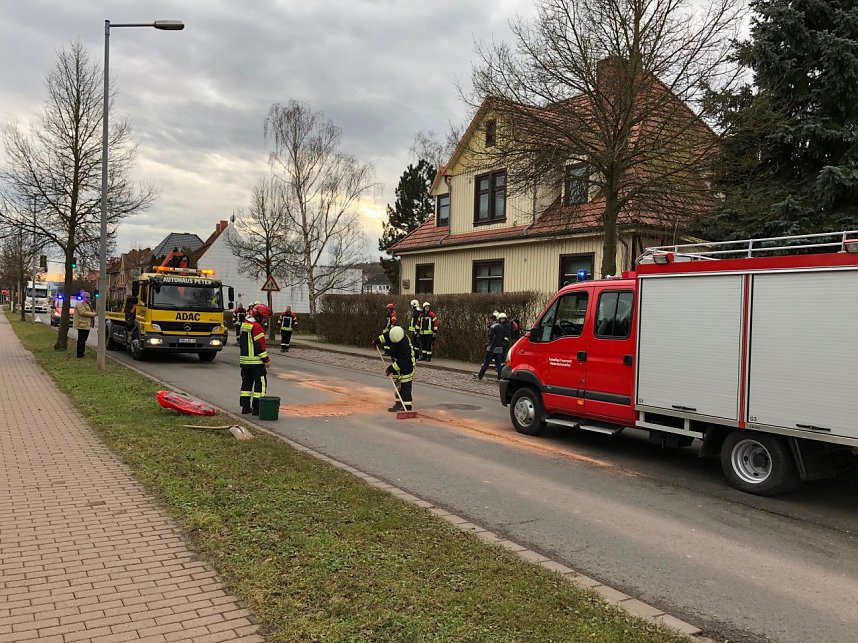 Zwei Menschen bei Auffahrunfall verletzt
