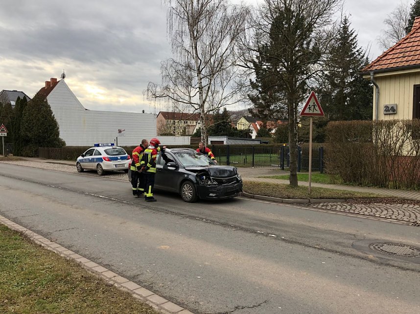 Zwei Menschen bei Auffahrunfall verletzt